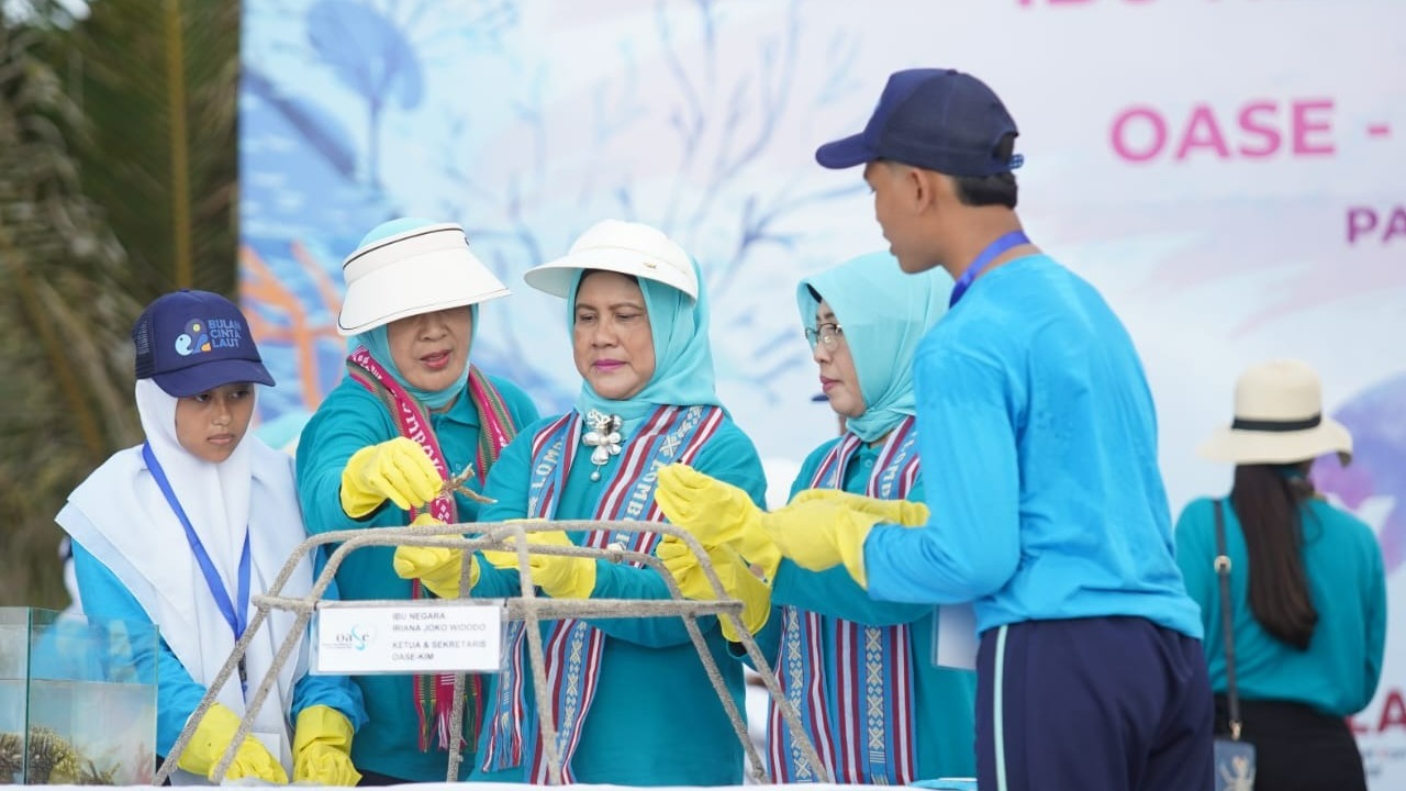 KKP Bersama Ibu Negara Transplantasi Karang di Sekotong