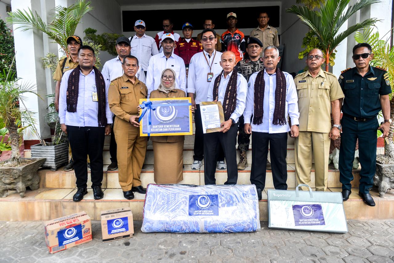 KKP Kirim Bantuan Bahan Makanan hingga Pakaian ke Pengungsi Lewotobi