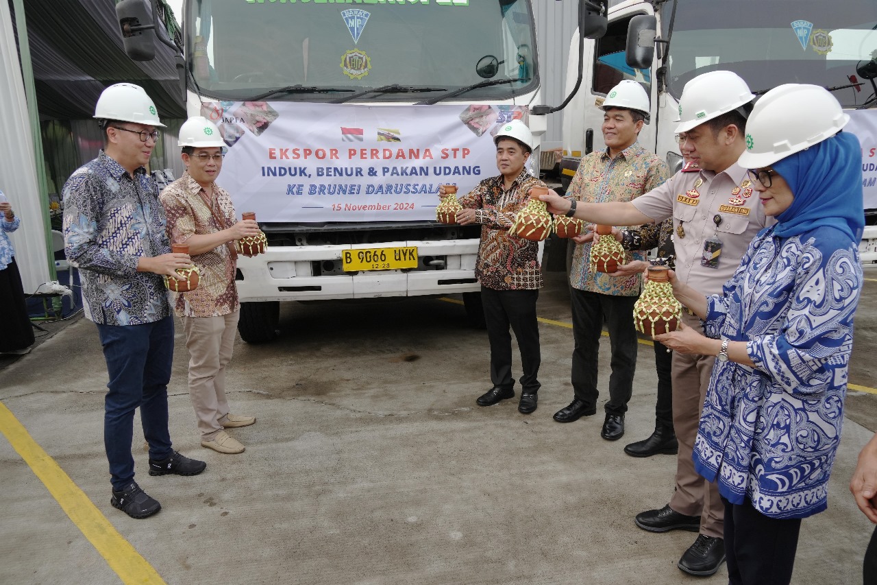 KKP Lepas Ekspor Pakan hingga Indukan Udang Berstandar Internasional ke Brunei