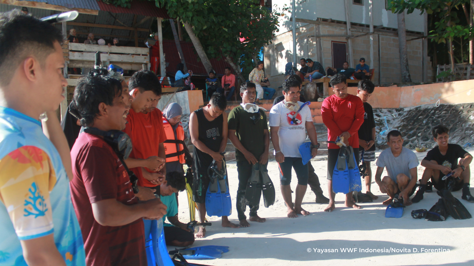 Peserta Wakatobi MPA CoE saat briefing sebelum praktik snorkeling