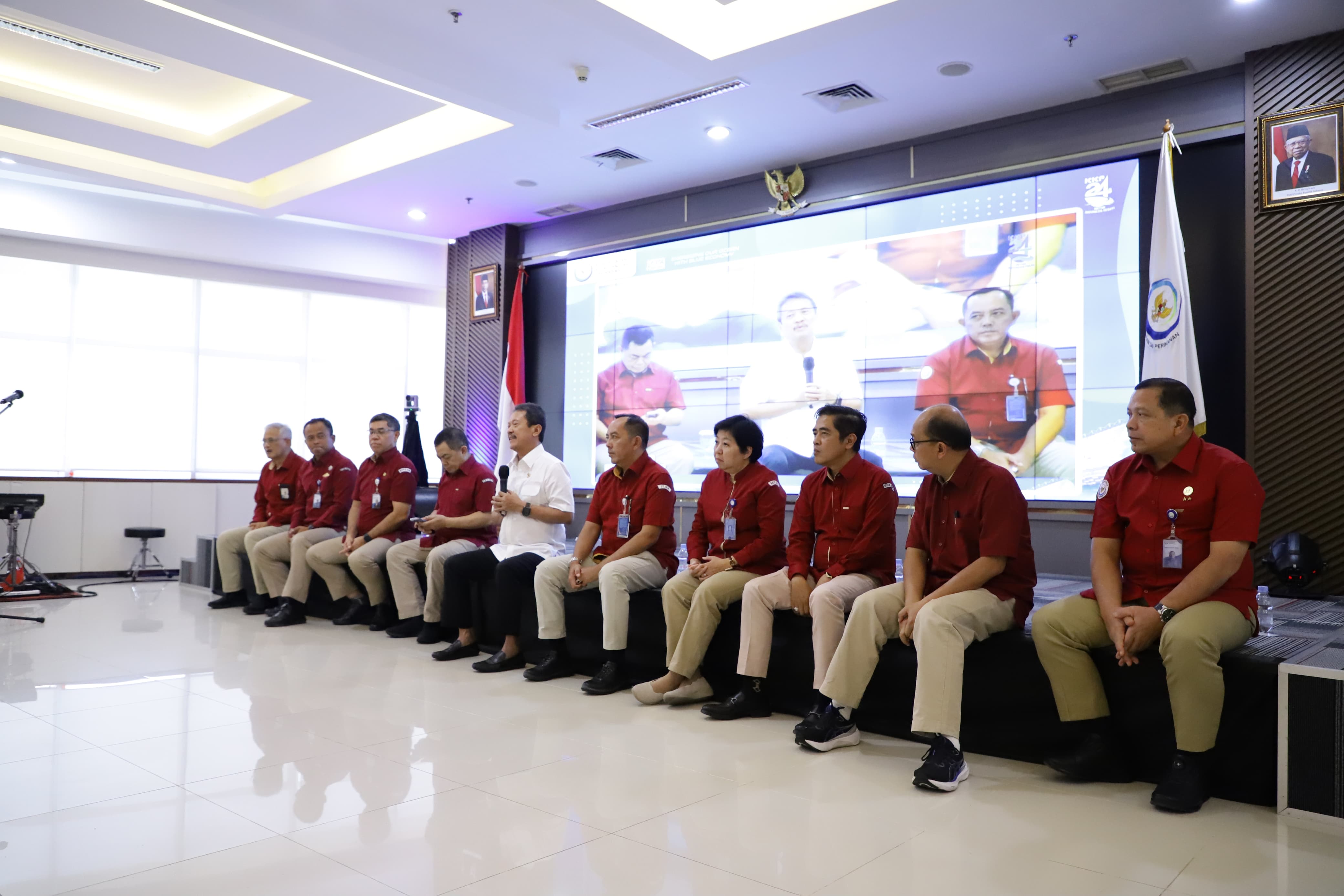 Merayakan HUT ke-24 KKP bersama para pegawai di Gedung Mina Bahari IV