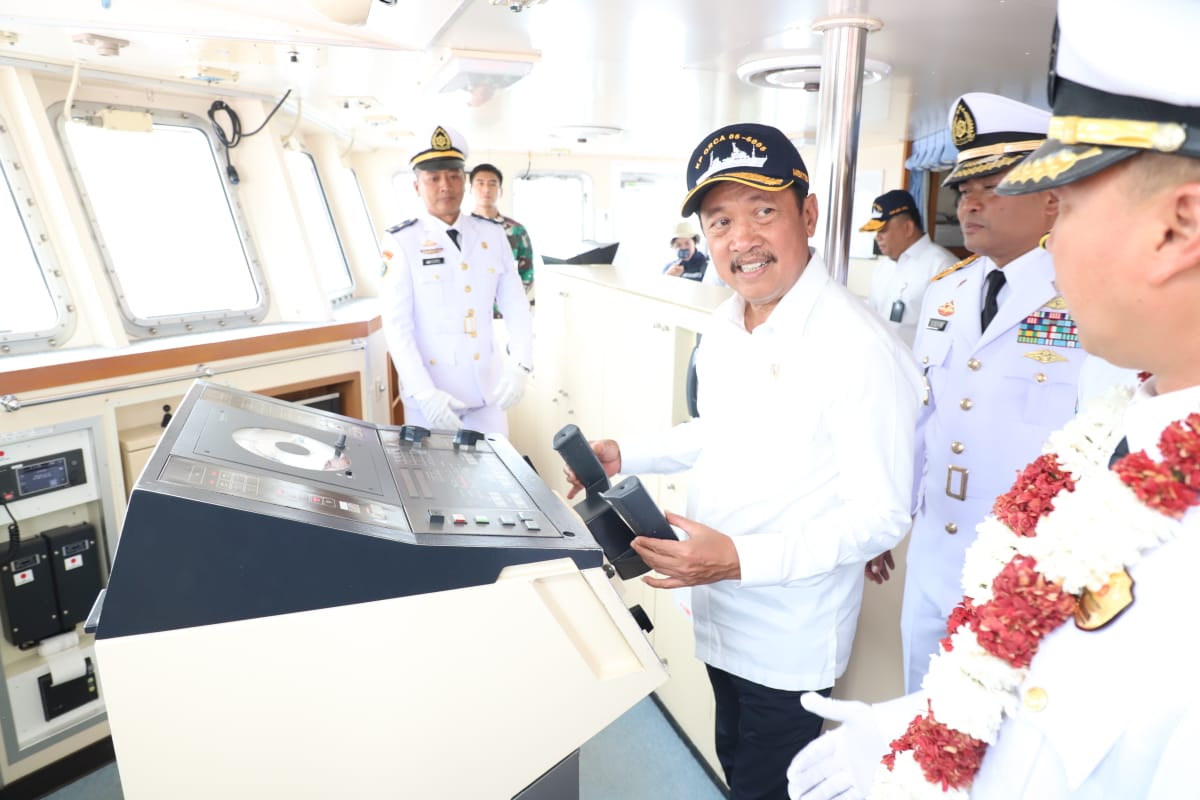 Menteri Trenggono menyambut kedatangan Kapal Pengawas ORCA 05 beserta seluruh awak di Dermaga Muara Baru, Jakarta