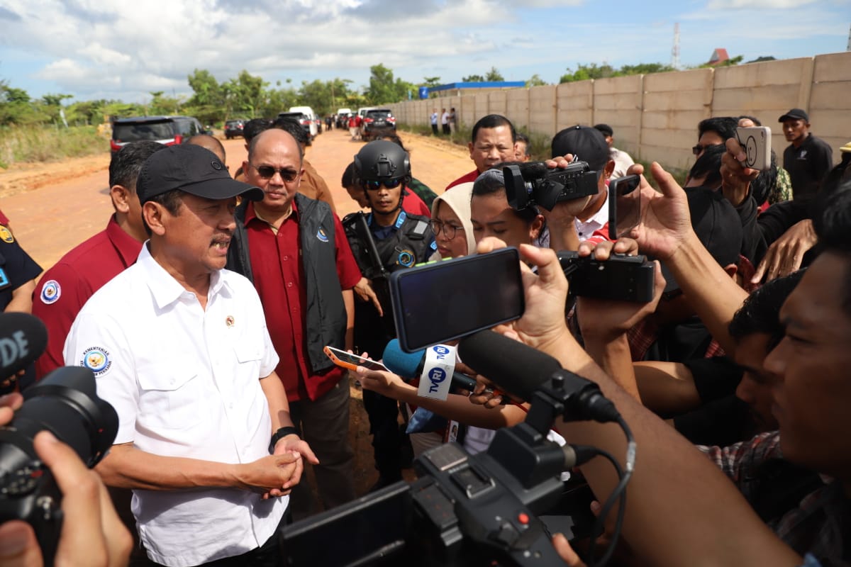 Menteri Trenggono meninjau langsung penyegelan lokasi reklamasi seluas 3.000 meter persegi di Teluk Tering, Kota Batam, Kepulauan Riau