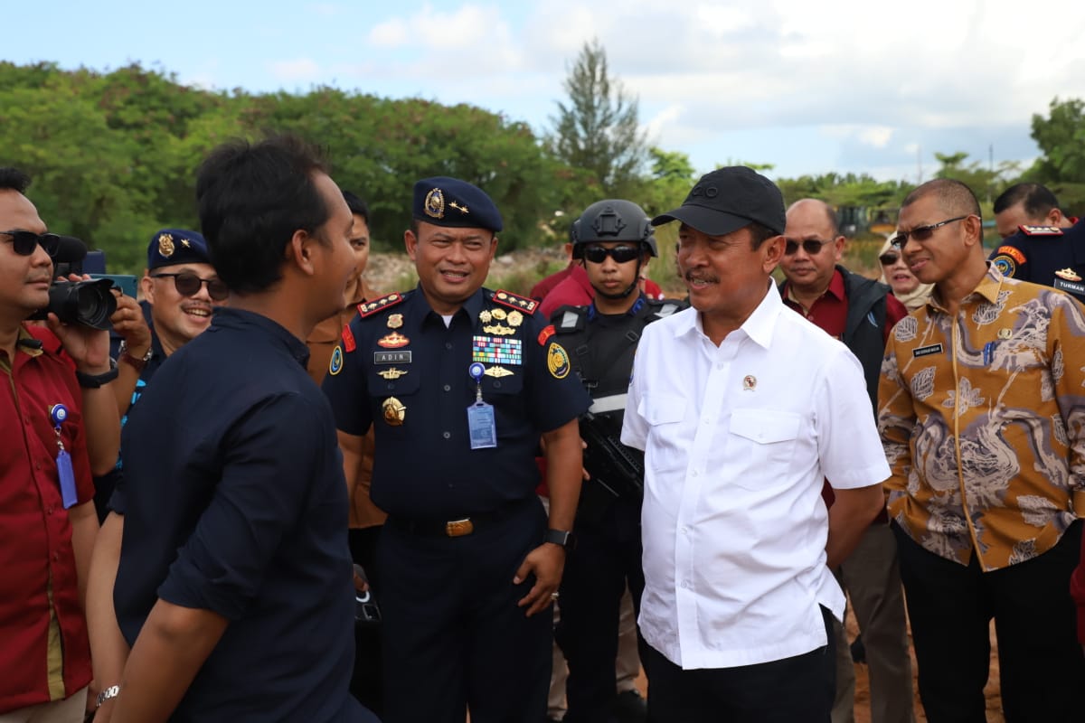 Menteri Trenggono meninjau langsung penyegelan lokasi reklamasi seluas 3.000 meter persegi di Teluk Tering, Kota Batam, Kepulauan Riau