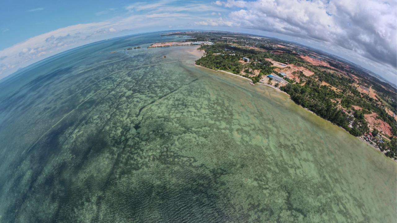 Dari lokasi penyegelan reklamasi, Menteri Trenggono menuju Tanjung Bemban di Kecamatan Nongsa, melihat ceceran material limbah yang mencemari perairan pantai