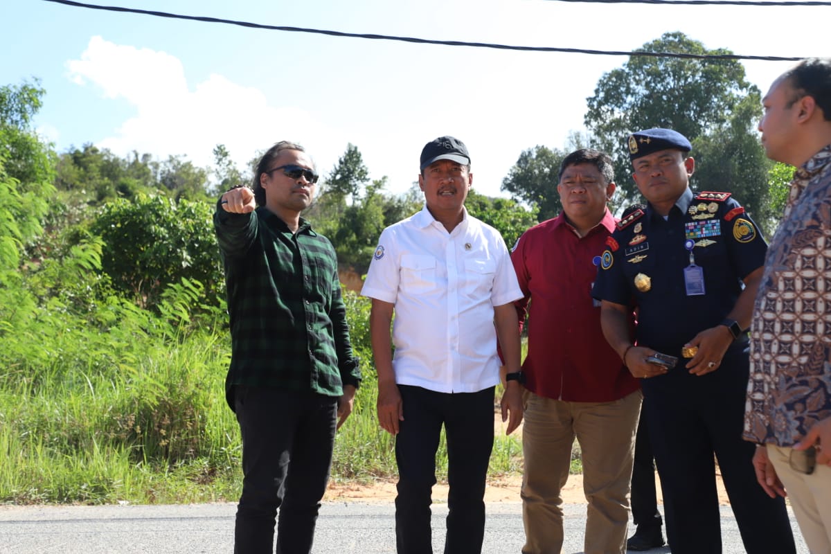 Dari lokasi penyegelan reklamasi, Menteri Trenggono menuju Tanjung Bemban di Kecamatan Nongsa, melihat ceceran material limbah yang mencemari perairan pantai