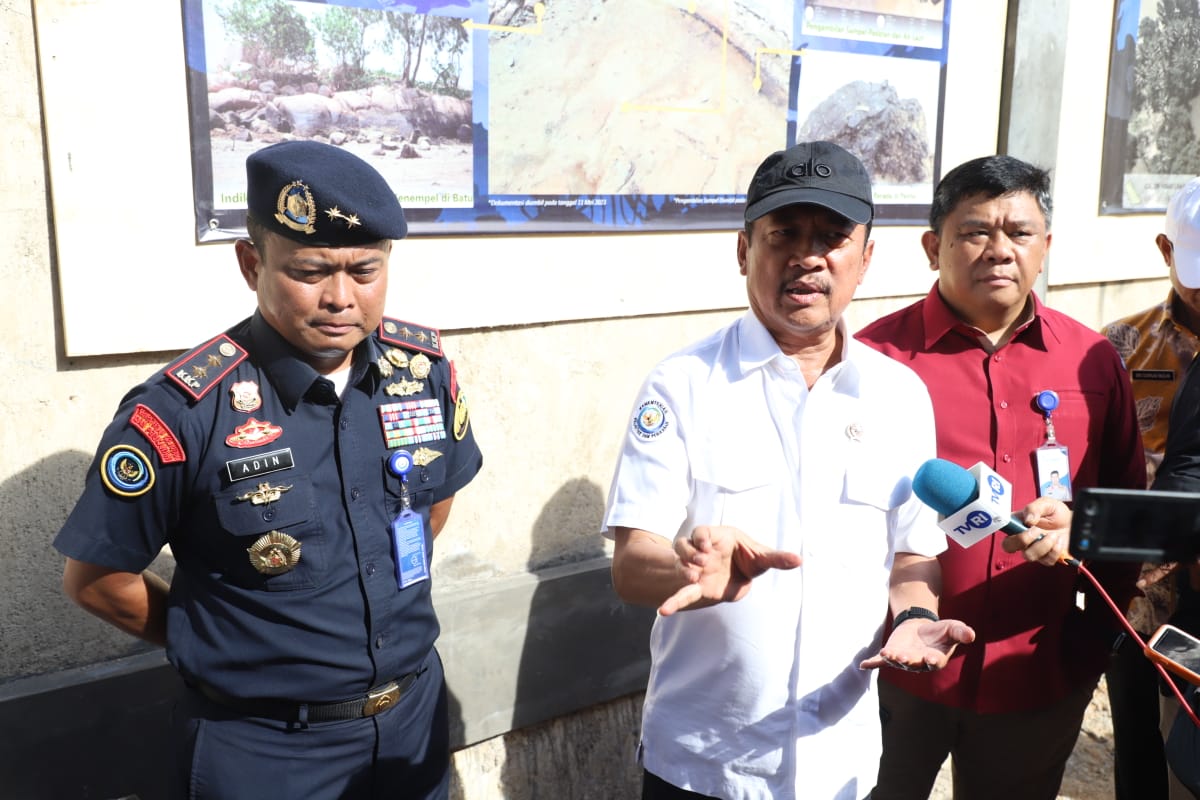 Dari lokasi penyegelan reklamasi, Menteri Trenggono menuju Tanjung Bemban di Kecamatan Nongsa, melihat ceceran material limbah yang mencemari perairan pantai