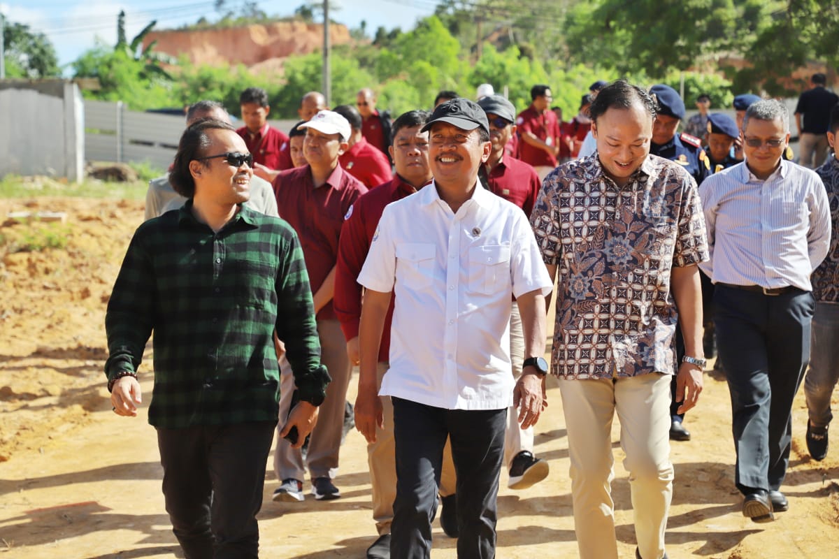 Dari lokasi penyegelan reklamasi, Menteri Trenggono menuju Tanjung Bemban di Kecamatan Nongsa, melihat ceceran material limbah yang mencemari perairan pantai