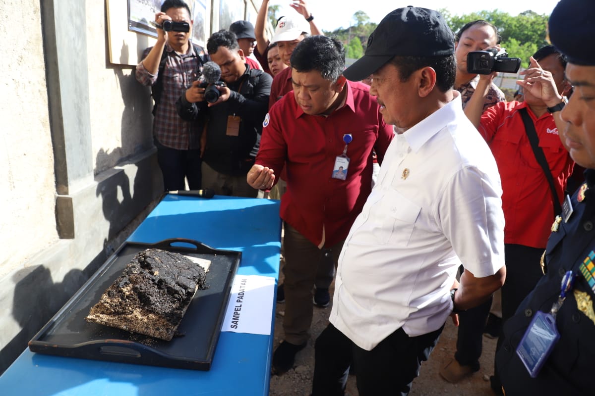 Dari lokasi penyegelan reklamasi, Menteri Trenggono menuju Tanjung Bemban di Kecamatan Nongsa, melihat ceceran material limbah yang mencemari perairan pantai