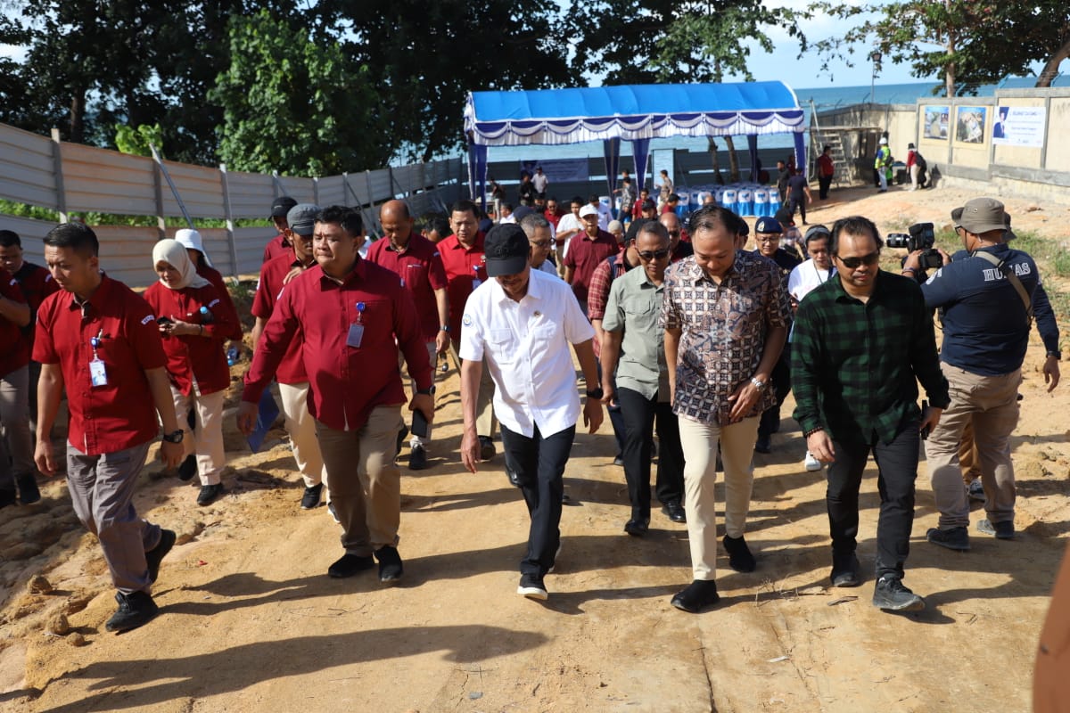 Dari lokasi penyegelan reklamasi, Menteri Trenggono menuju Tanjung Bemban di Kecamatan Nongsa, melihat ceceran material limbah yang mencemari perairan pantai