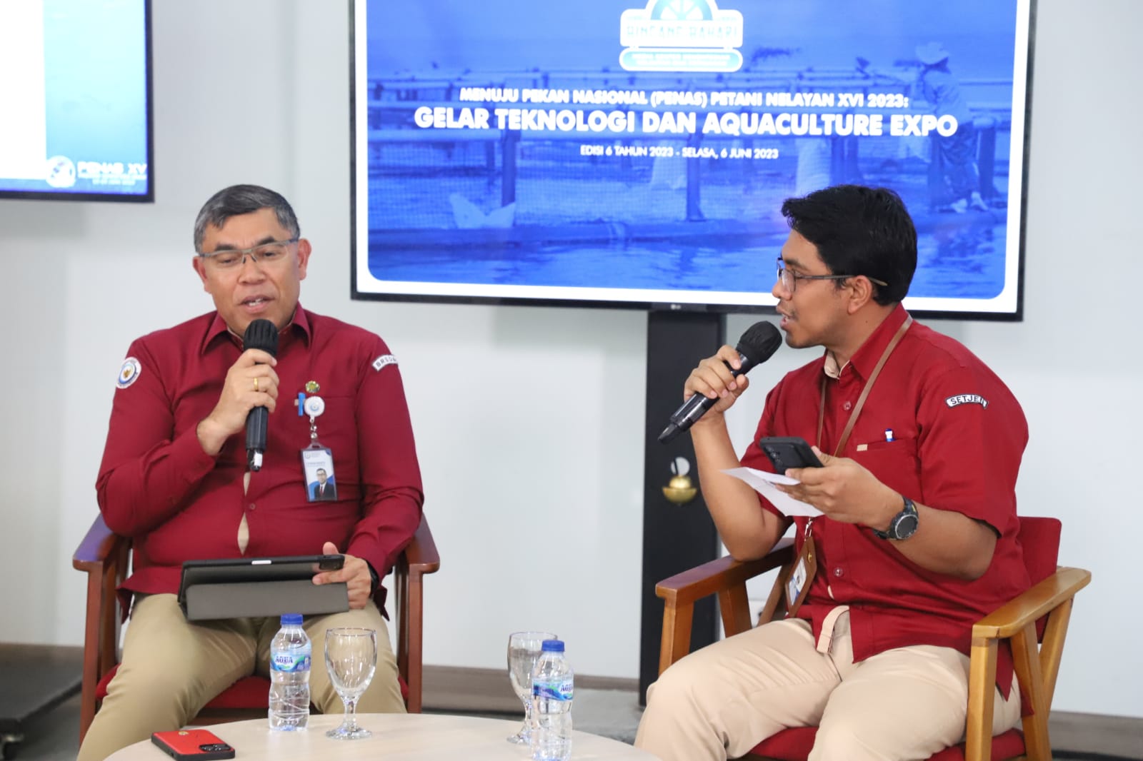 Kepala Badan Riset dan Sumber Daya Manusia Kelautan dan Perikanan I Nyoman Radiarta bersama Kepala Kesertariatan Panitia Penyelenggara PENAS Petani Nelayan XVI Hermanto dan P2MKP Riak Manapi Lailina Zarmi Putri menjadi pembicara pada Bincang Bahari dengan tema Gelar Teknologi dan Aquaculture Expo di Media Center KKP, Jakarta (6/6).