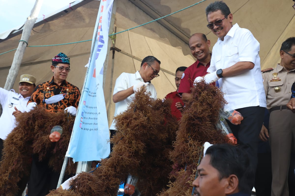 Menteri Kelautan dan Perikanan Sakti Wahyu Trenggono mengunjungi kampung budidaya Mamolo di Kabupaten Nunukan, Kalimantan Utara