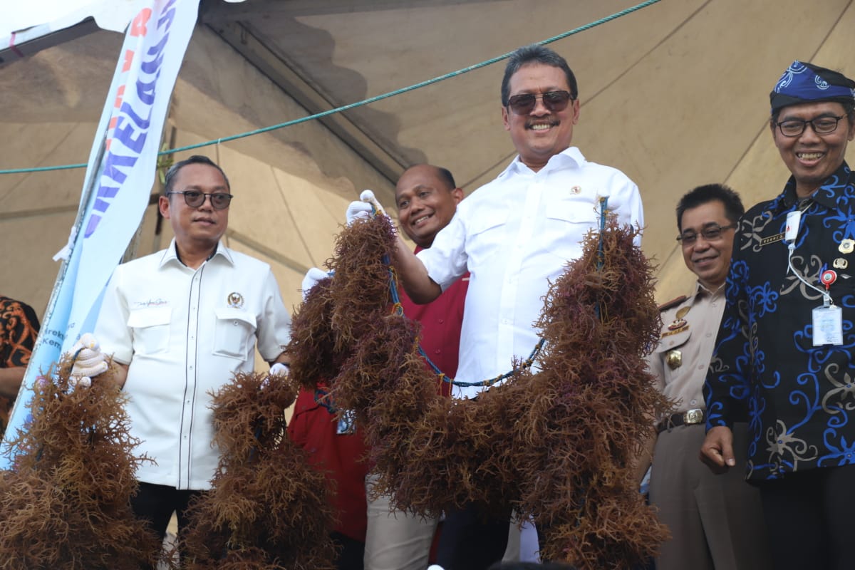 Menteri Kelautan dan Perikanan Sakti Wahyu Trenggono mengunjungi kampung budidaya Mamolo di Kabupaten Nunukan, Kalimantan Utara