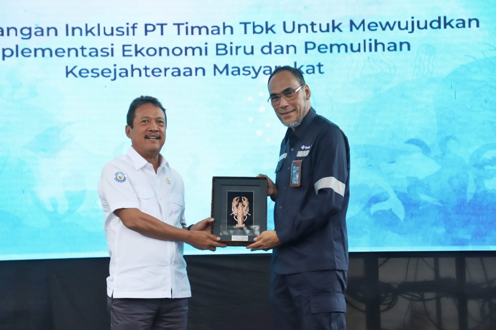 Menteri Trenggono bersama Pj Gubernur Kep. Babel Bapak Ridwan Djamaluddin, Walikota Pangkal Pinang Bapak Maulan Aklil, Bupati Bangka Bapak Mulkan, dan Dirut PT Timah Bapak Achmad Ardinato , menanam mangrove dan melepas kepiting bakau di kawasan Pantai Rebo