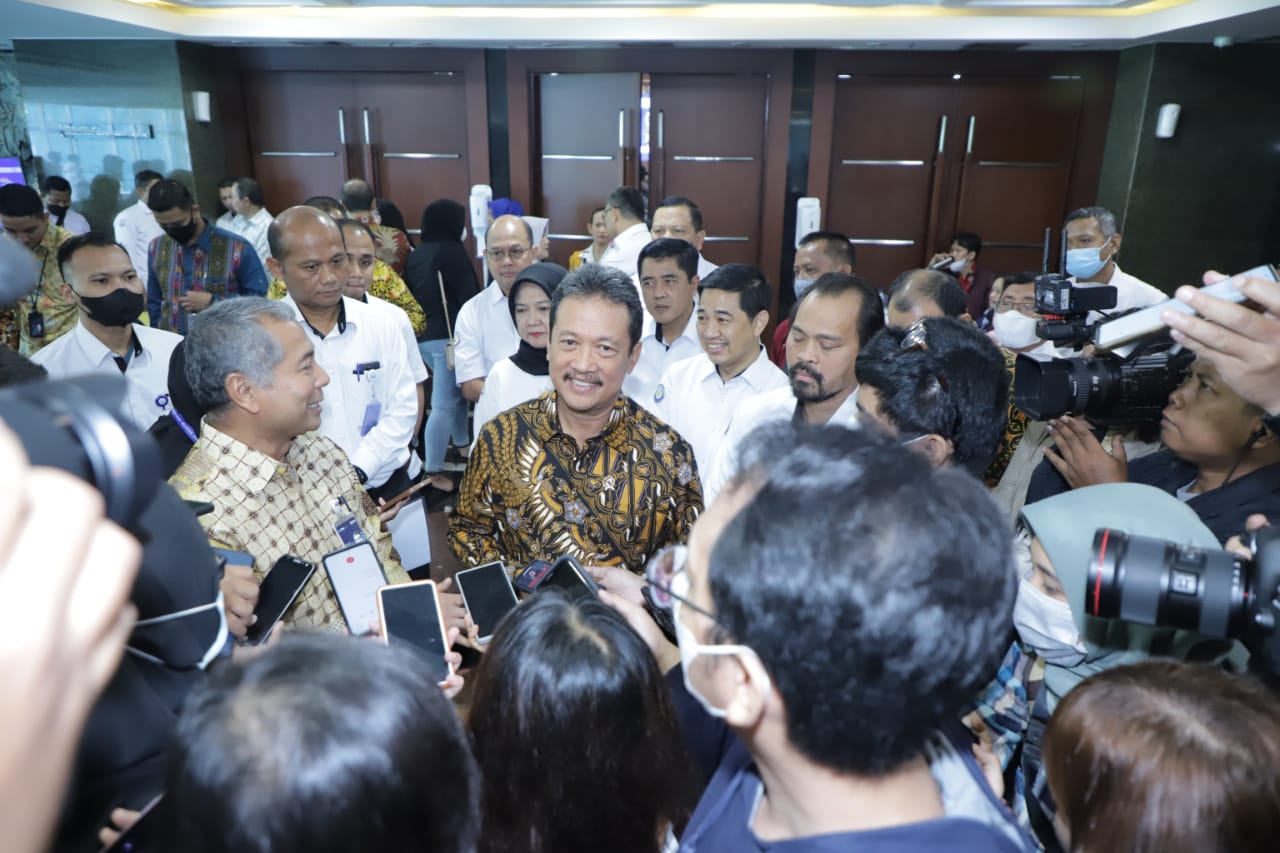 Menteri Kelautan dan Perikanan Sakti Wahyu Trenggono bersama Dirut BRI Mas Sunarso menandatangani MoU antara KKP dan BRI dalam mendukung peningkatan ekonomi sektor kelautan dan perikanan di Indonesia, khususnya melalui penguatan peran UMKM.