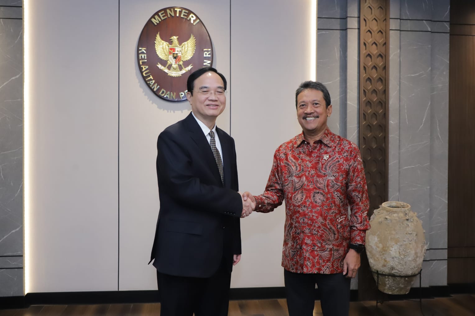 Menteri Sakti Wahyu Trenggono menerima kunjungan Mr. Lu Kang, Duta Besar Tiongkok untuk Indonesia beserta jajaran Pemerintah Kota Fuzhou - Provinsi Fujian di Kantor KKP