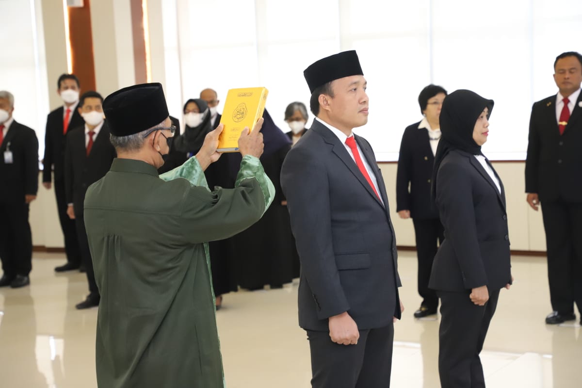 Menteri Sakti Wahyu Trenggono melantik Pejabat Tinggi Madya (Eselon I) dan Pejabat Tinggi Pratama (Eselon II) lingkup Kementerian Kelautan dan Perikanan di Kantor KKP