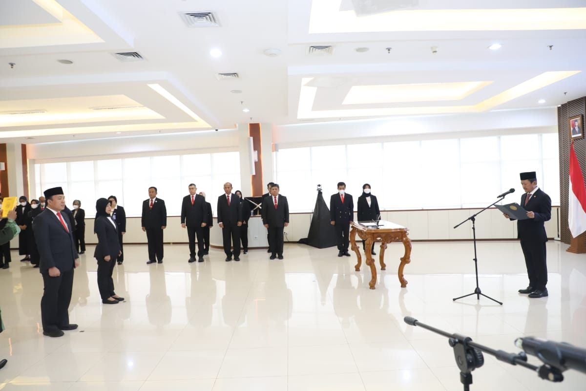 Menteri Sakti Wahyu Trenggono melantik Pejabat Tinggi Madya (Eselon I) dan Pejabat Tinggi Pratama (Eselon II) lingkup Kementerian Kelautan dan Perikanan di Kantor KKP