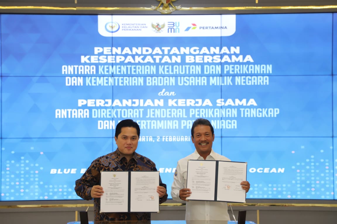 Menteri Kelautan dan Perikanan Sakti Wahyu Trenggono bersama Menteri BUMN Erick Thohir menandatangani Kesepakatan Bersama Pengembangan dan Sumber Daya Kelautan dan Perikanan antara KKP dan Kementerian BUMN di Kantor Pusat KKP