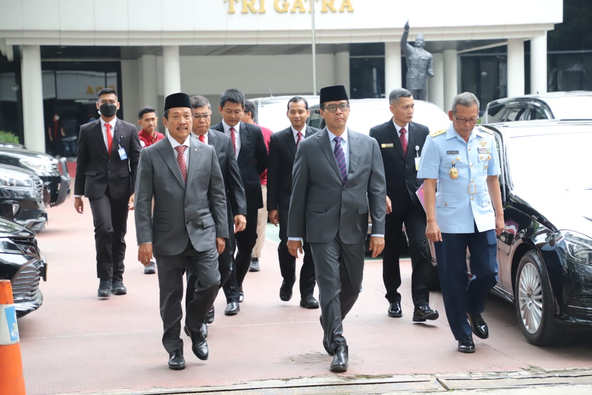 Pagi ini, atas undangan Gubernur Lemhanas RI Andi Widjajanto, Meteri Sakti Wahyu Trenggono menghadiri upacara pembukaan program pendidikan reguler angkatan LXV tahun 2023 Lembaga Ketahanan Nasional RI di kantor Lemhanas RI