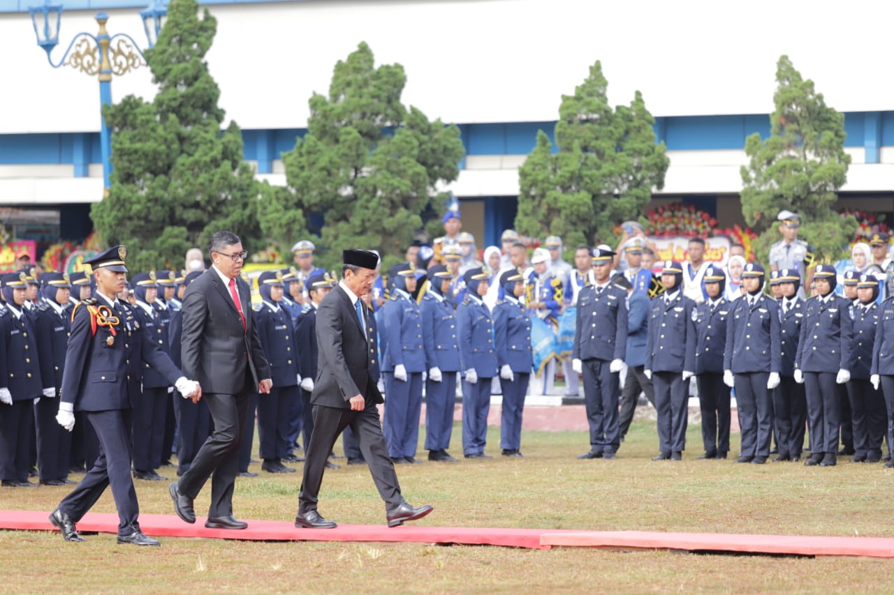 Menteri Sakti Wahyu Trenggono melantik taruna dan taruni baru di lingkungan Kementerian Kelautan dan Perikanan Tahun Akademik 2022/2023 di Politeknik Ahli Usaha (AUP) Perikanan Pasar Minggu, Jakarta Selatan