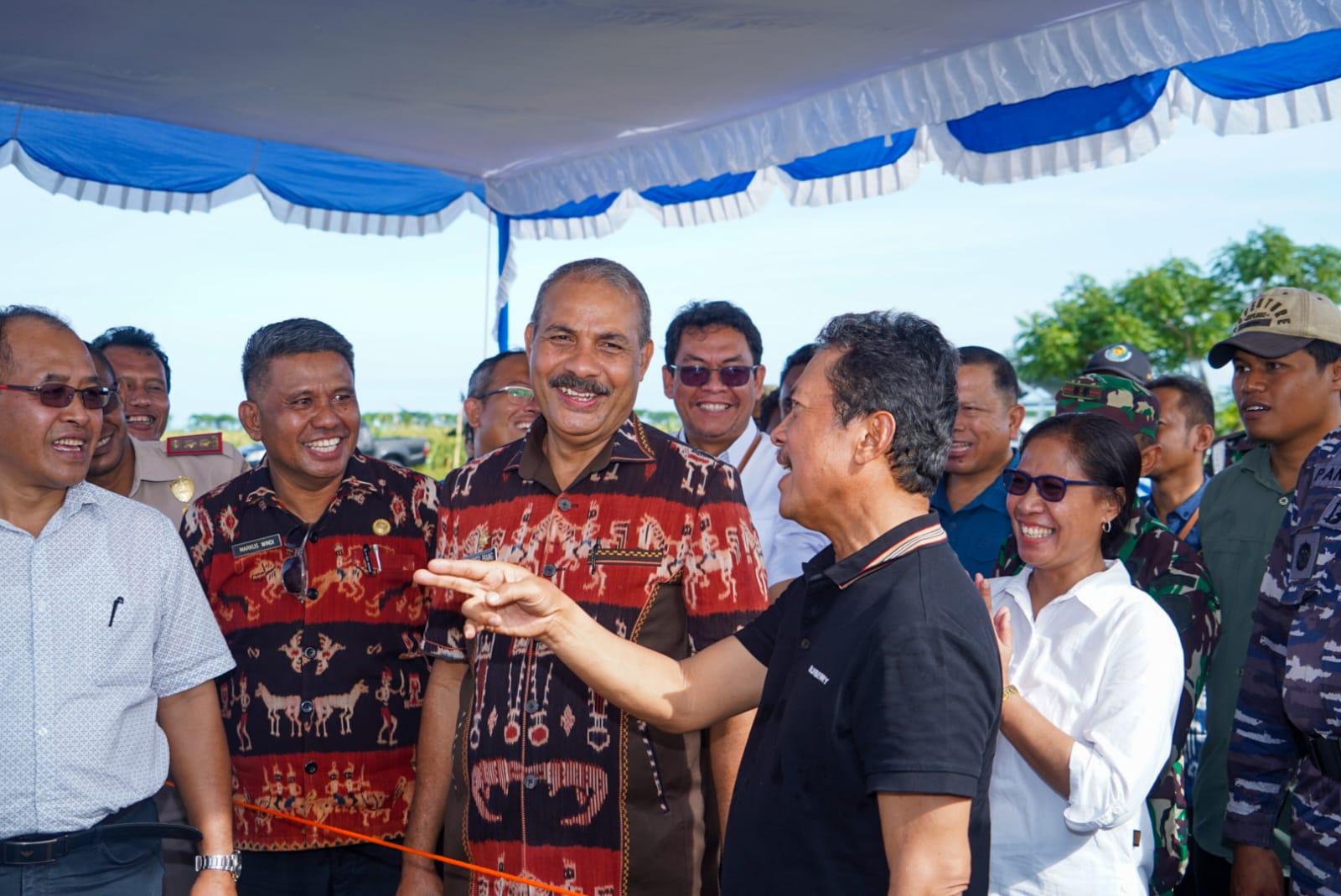 Menteri Sakti Wahyu Trenggono melanjutkan kunjungan kerja ke Kabupaten Sumba Timur, Nusa Tenggara Timur untuk melihat calon lokasi pengembangan budidaya udang di Desa Palakahembi, Kecamatan Pandawai