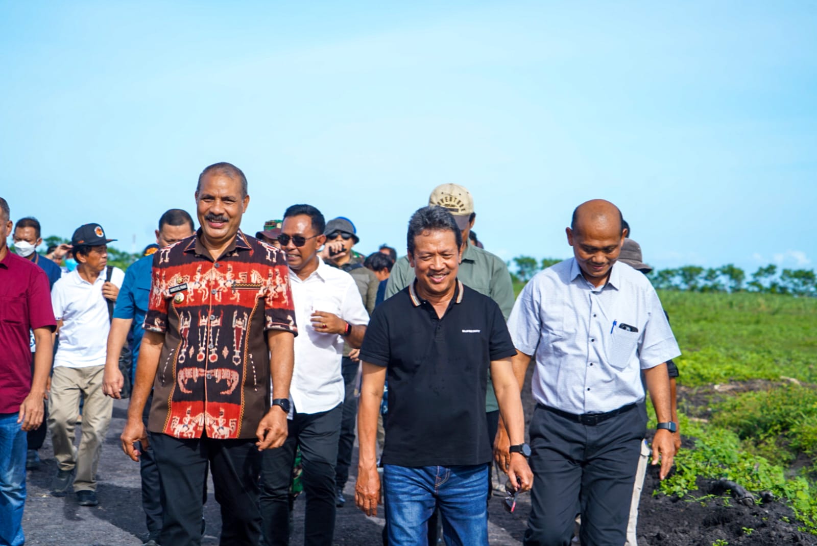 Menteri Sakti Wahyu Trenggono melanjutkan kunjungan kerja ke Kabupaten Sumba Timur, Nusa Tenggara Timur untuk melihat calon lokasi pengembangan budidaya udang di Desa Palakahembi, Kecamatan Pandawai