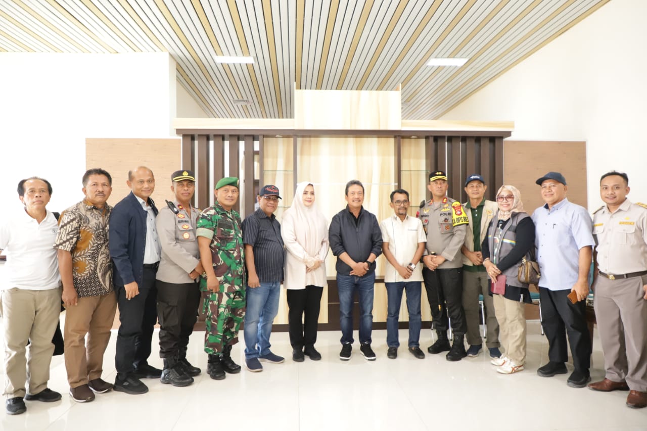 Menteri Sakti wahyu Trenggono bersama dengan jajaran tiba di Bandara Sultan M. Salahuddin Bima, Nusa Tenggara Barat disambut oleh Bupati Bima Hj.Indah Dhamayanti Putri, Walikota Bima Muhammad Lutfi, beserta jajaran Forkopimda setempat.