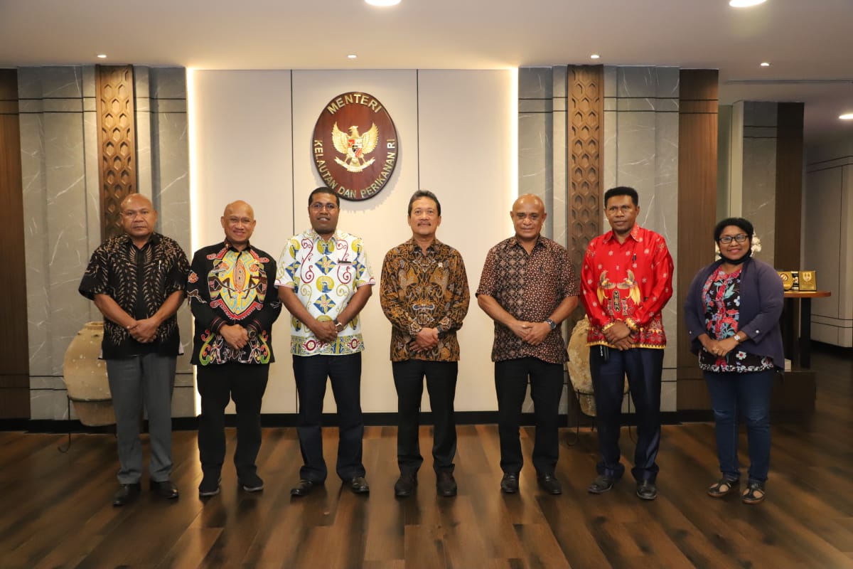 Menteri Sakti Wahyu Trenggono menerima kunjungan Bupati dan Wakil Bupati wilayah pesisir Papua di Kantor Kementerian Kelautan dan Perikanan