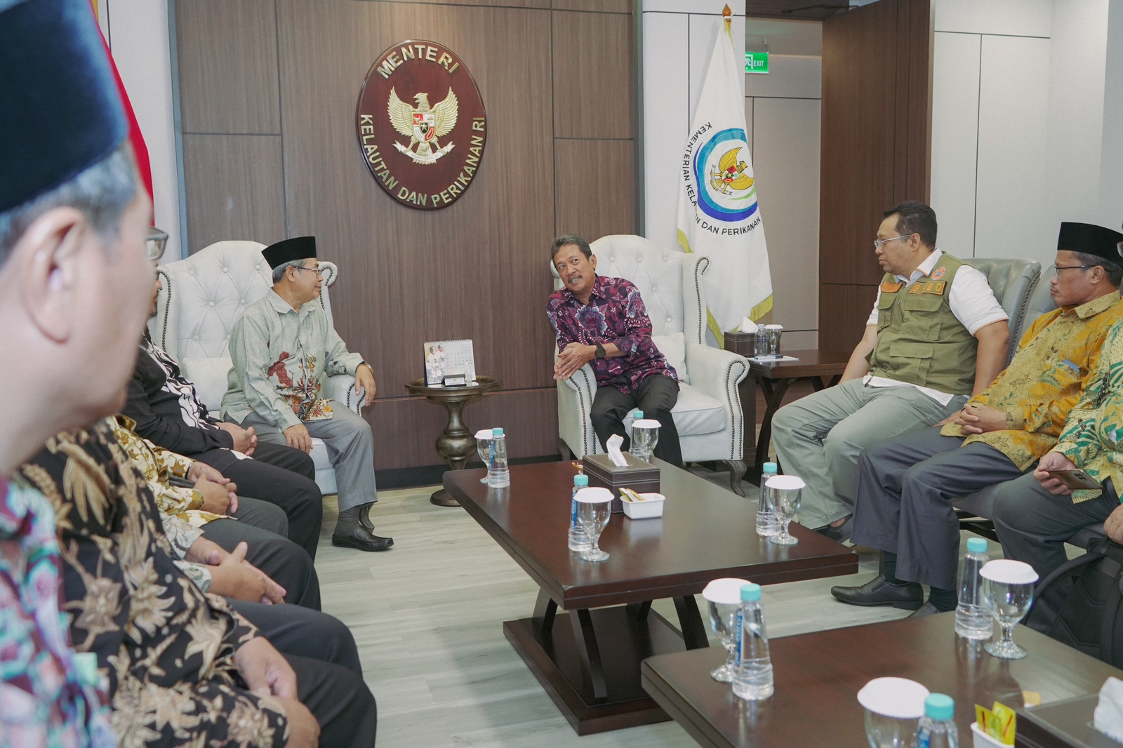 Menteri Sakti Wahyu Trenggono kedatangan tamu Gubernur NTB Bapak Zulkieflimansyah bersama Ketua Umum Ikatan Dai Indonesia (Ikadi) Prof Ahmad Satori dan rombongan di kantor Kementerian Kelautan dan Perikanan, Jakarta