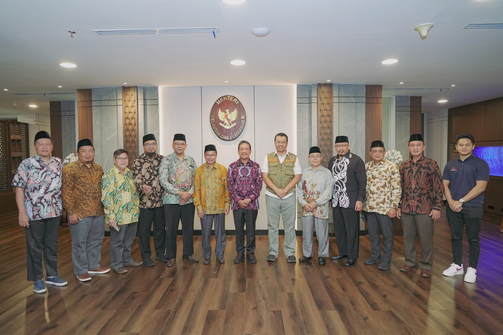 Menteri Sakti Wahyu Trenggono kedatangan tamu Gubernur NTB Bapak Zulkieflimansyah bersama Ketua Umum Ikatan Dai Indonesia (Ikadi) Prof Ahmad Satori dan rombongan di kantor Kementerian Kelautan dan Perikanan, Jakarta