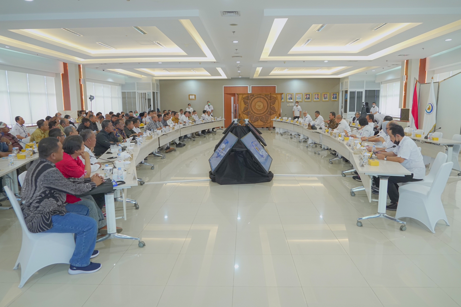 Siang ini Menteri Sakti Wahyu Trenggono bersilaturahmi dengan teman-teman pelaku usaha perikanan dari Jawa Tengah dan Jawa Barat di kantor KKP