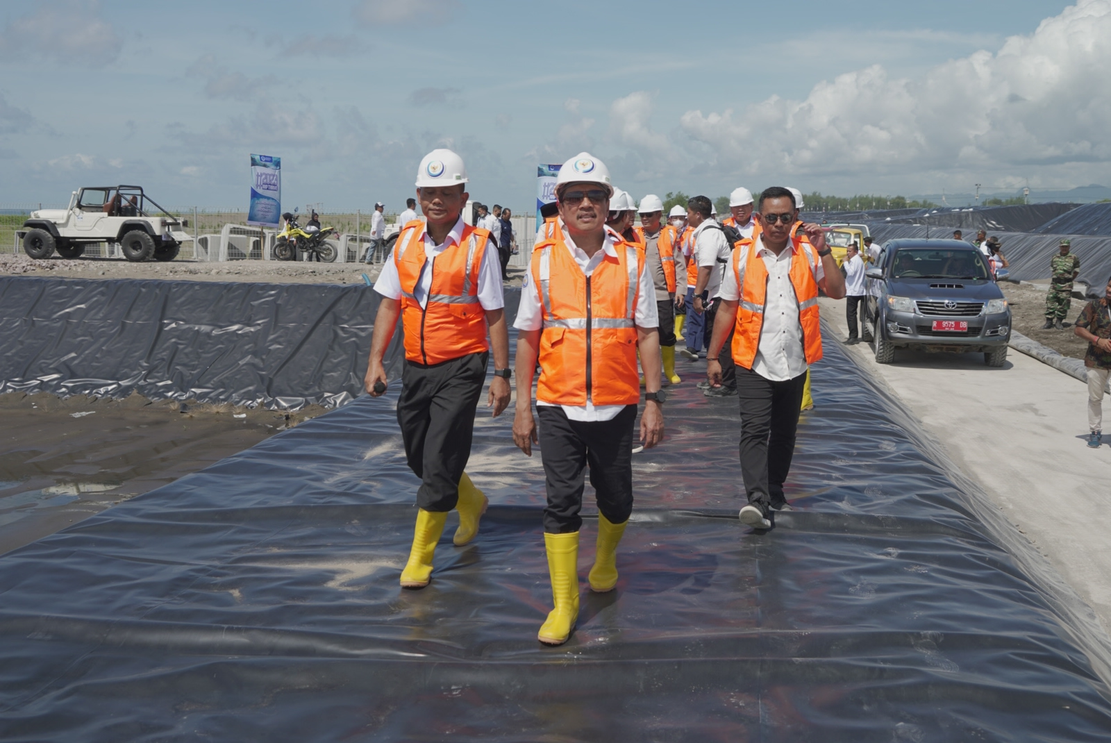 Menteri Kelautan dan Perikanan Sakti Wahyu Trenggono mengemudi jip bersama Dirjen Perikanan Budidaya TB Haeru Rahayu, Bupati Kebumen Arif Sugiyanto dan Anggota Komisi IV DPR Darori Wonodipuro saat meninjau progres pembangunan tambak budidaya udang berbasis kawasan di Kebumen, Jawa Tengah