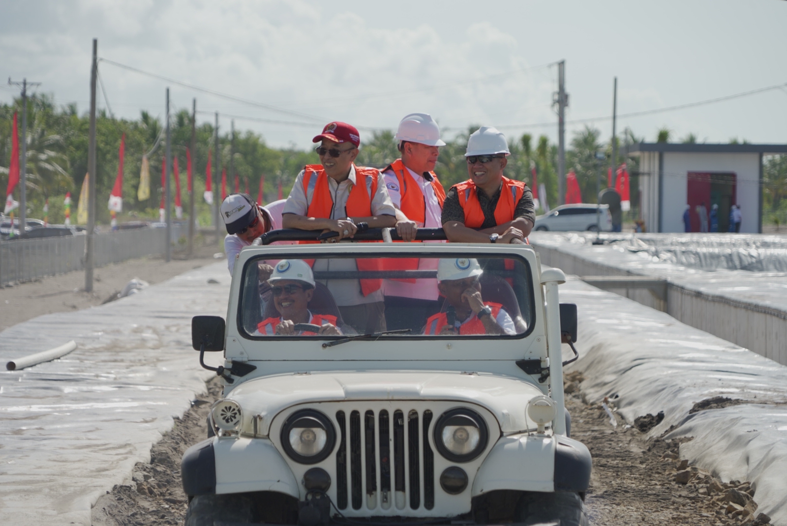 Menteri Kelautan dan Perikanan Sakti Wahyu Trenggono mengemudi jip bersama Dirjen Perikanan Budidaya TB Haeru Rahayu, Bupati Kebumen Arif Sugiyanto dan Anggota Komisi IV DPR Darori Wonodipuro saat meninjau progres pembangunan tambak budidaya udang berbasis kawasan di Kebumen, Jawa Tengah