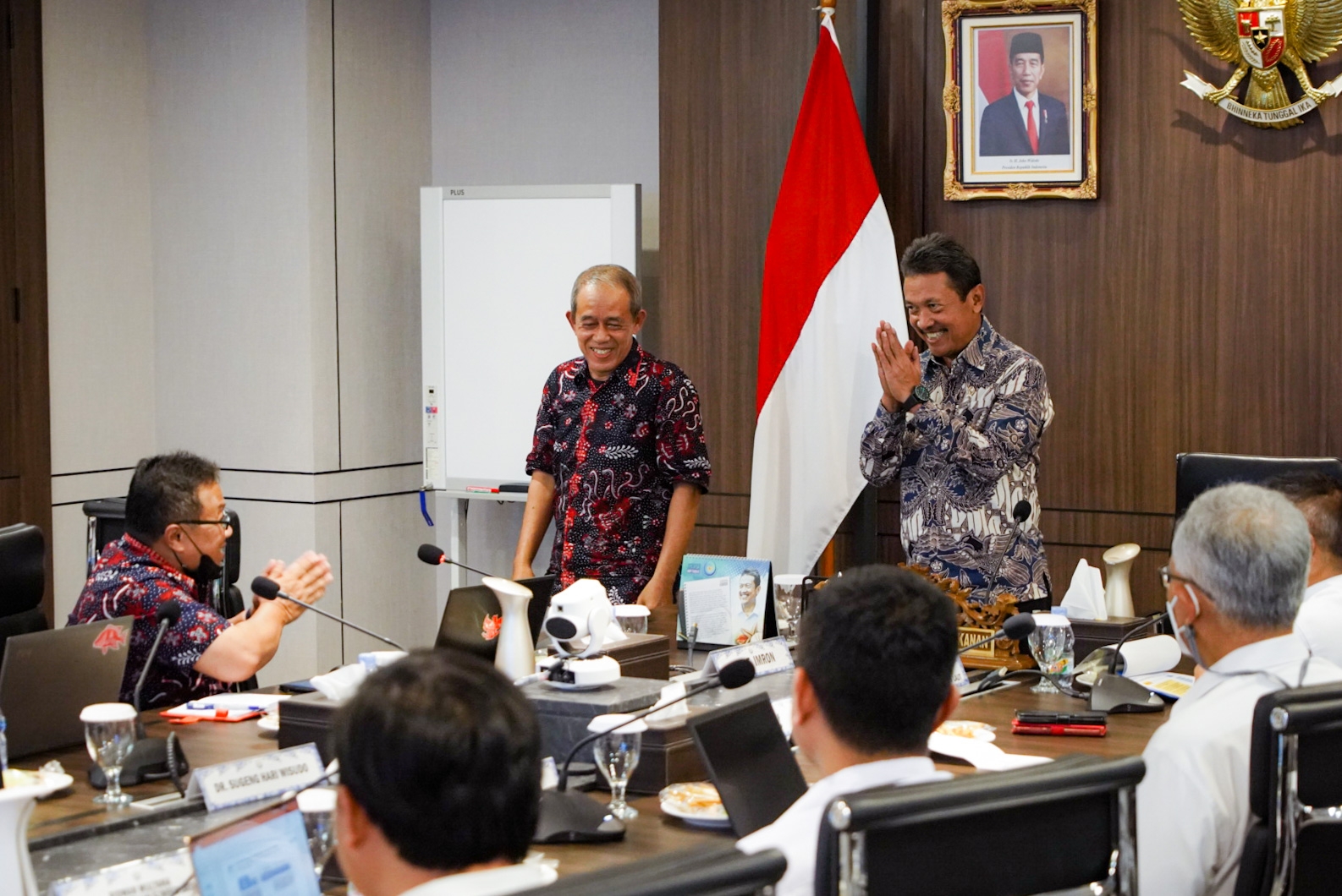 Menteri Sakti Wahyu Trenggono kedatangan tamu Prof. Mohammad Imron, Guru Besar Bidang Ilmu Pemanfaatan Sumber Daya Perikanan IPB University beserta rombongan di Kantor Pusat KKP