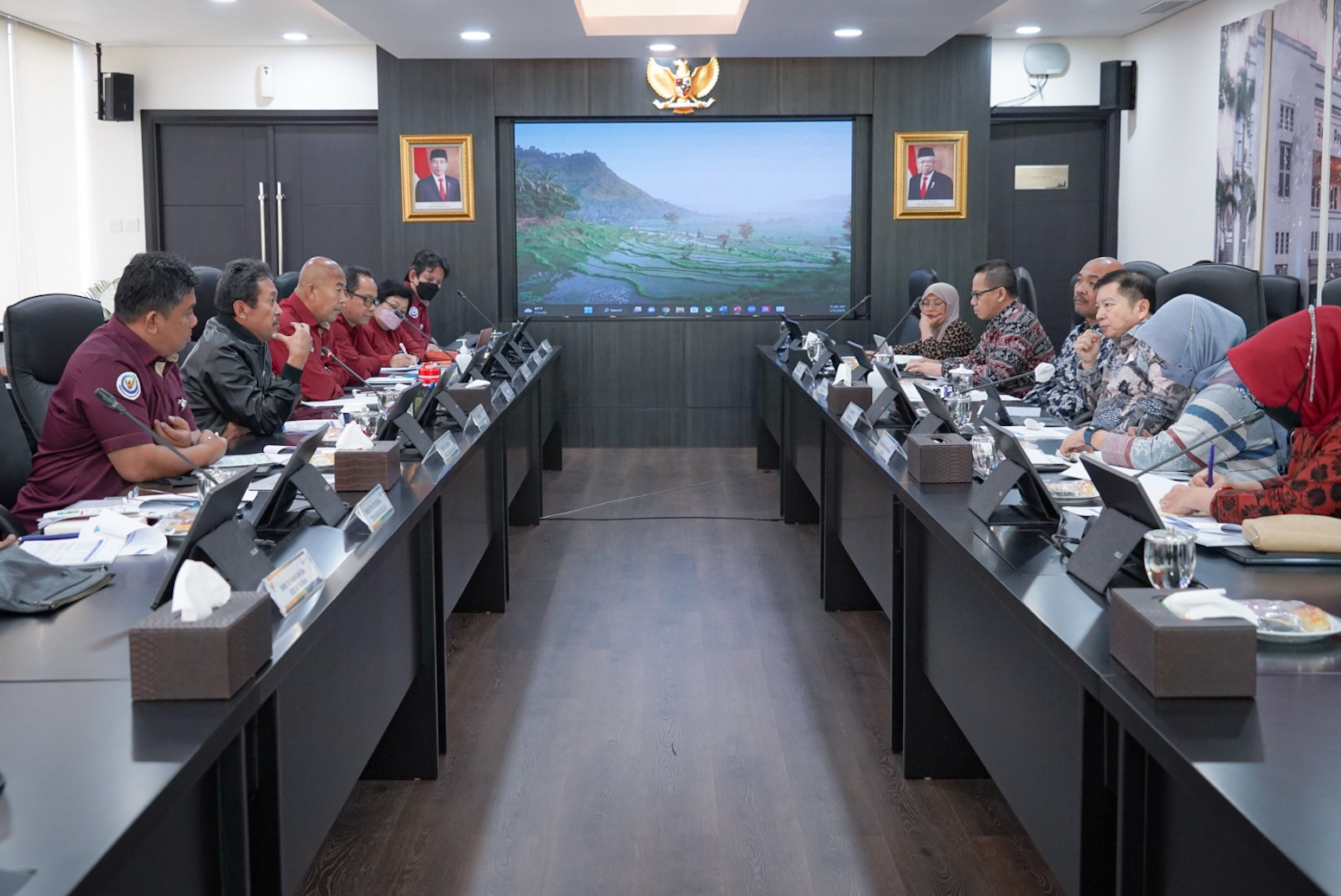 Bapak Menteri Sakti Wahyu Trenggono bersama jajaran bertemu dengan Menteri PPN/Kepala Bappenas Bapak Suharso Monoarfa di kantornya, Selasa (3/1/2023)