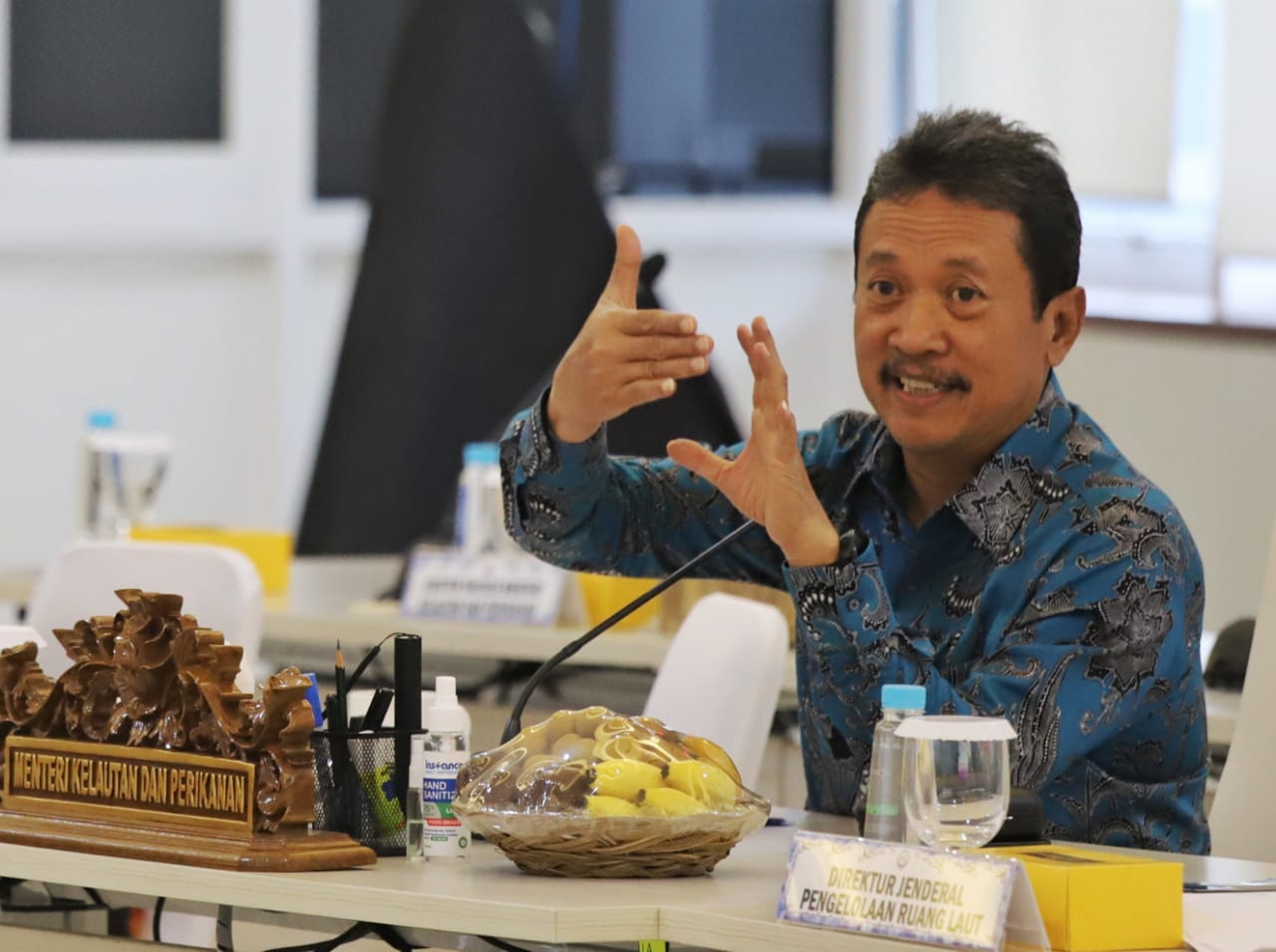 Bapak Menteri Sakti Wahyu Trenggono menyerahkan Daftar Isian Pelaksanaan Anggaran (DIPA) Tahun 2023 kepada para Pejabat Eselon I Lingkup Kementerian Kelautan dan Perikanan (KKP) selaku Kuasa Pengguna Anggaran di kantor KKP