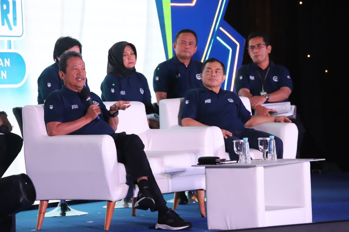 Menteri Kelautan dan Perikanan Sakti Wahyu Trenggono didampingi Sekretaris Jenderal KKP Antam Novambar dan Asisten Khusus Menteri Kelautan dan Perikanan Bidang Media dan Komunikasi Publik Doni Ismanto, berfoto bersama pemenang lomba Anugerah Jurnalistik Sahabat Bahari (AJSB) di Gedung Mina Bahari III, Kantor Pusat KKP