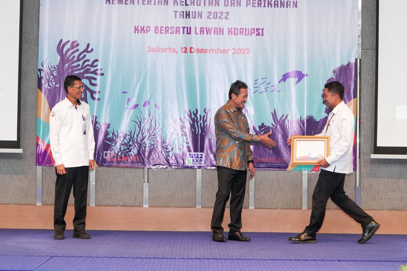 Menteri Trenggono beserta jajaran menghadiri Puncak Acara “Peringatan Hari Anti Korupsi Sedunia (Hakordia) Lingkup Kementerian Kelautan dan Perikanan dengan tema “KKP Bersatu Lawan Korupsi”.