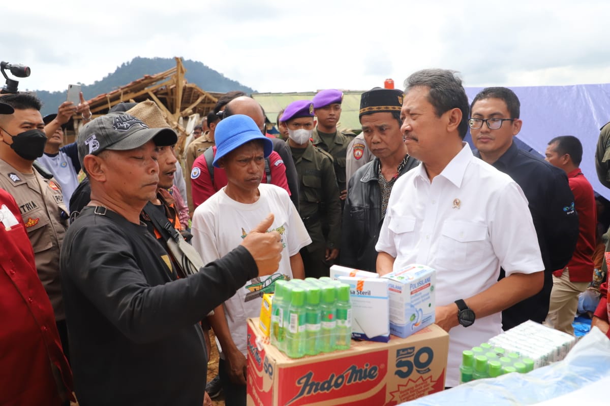 Menteri Kelautan dan Perikanan Sakti Wahyu Trenggono menyerahkan bantuan berupa ikan beku, obat-obatan, pakaian hingga sembako yang nilainya mencapai Rp734,6 juta kepada korban gempa bumi di posko pengungsian Desa Ciherang, Kecamatan Pacet, Kabupaten Cianjur, Jawa Barat