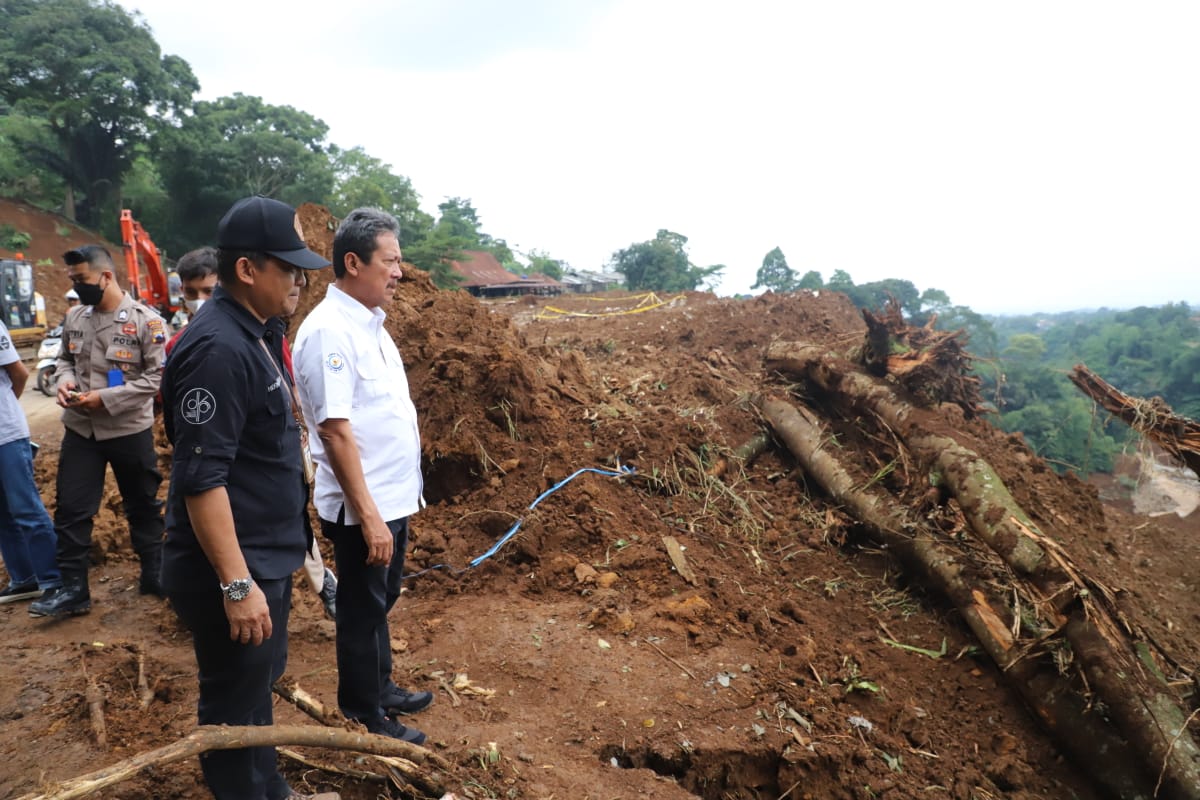 Menteri Kelautan dan Perikanan Sakti Wahyu Trenggono menyerahkan bantuan berupa ikan beku, obat-obatan, pakaian hingga sembako yang nilainya mencapai Rp734,6 juta kepada korban gempa bumi di posko pengungsian Desa Ciherang, Kecamatan Pacet, Kabupaten Cianjur, Jawa Barat