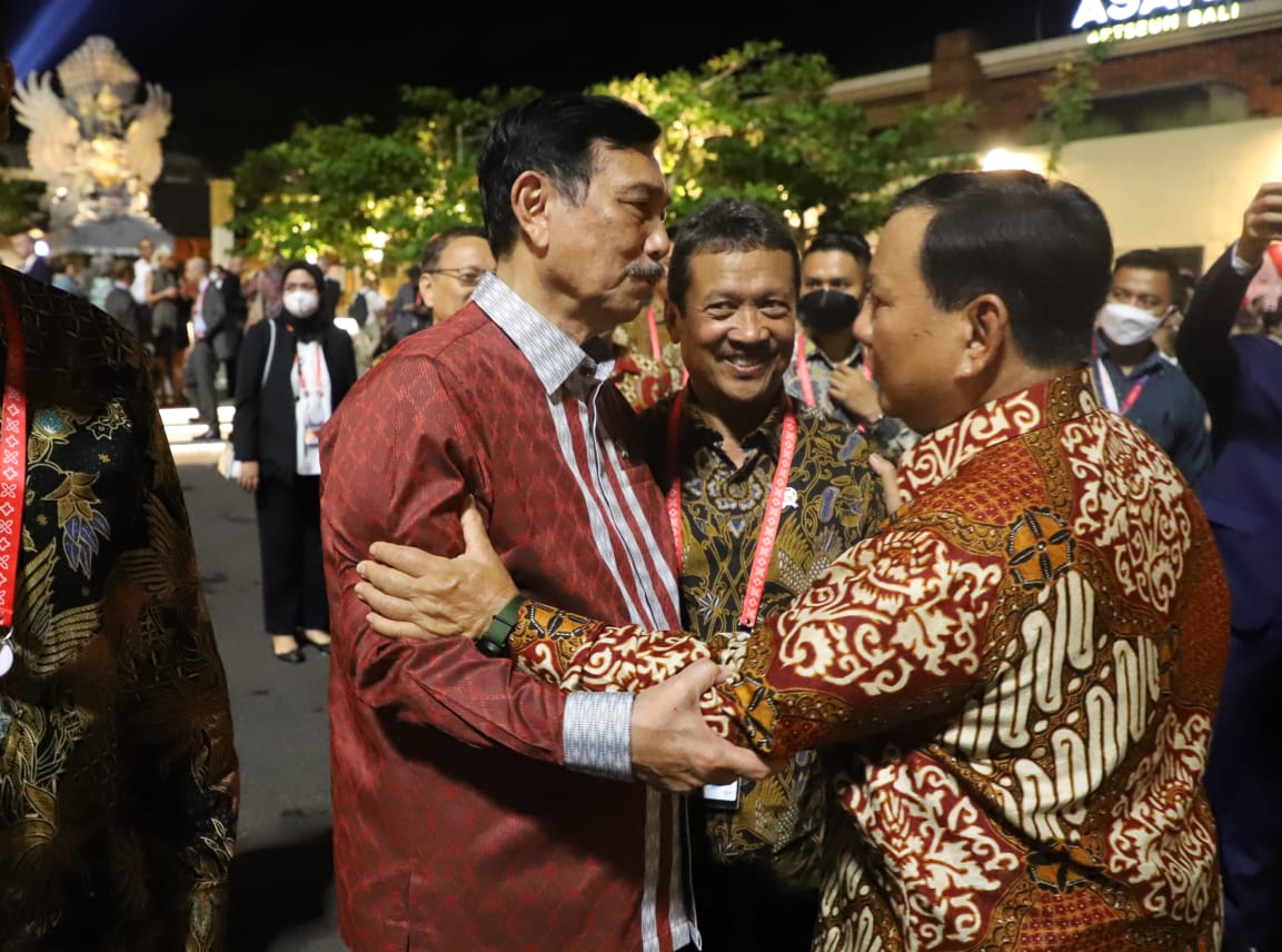 Menteri Trenggono berbincang-bincang dengan beberapa Menteri