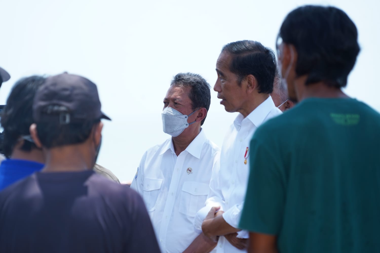 Menteri Kelautan dan Perikanan Sakti Wahyu Trenggono menunjukkan kepada Presiden Joko Widodo pelaksanaan Gerakan Nasional Bulan Cinta Laut (Gernas BCL) di pesisir Kabupaten Bangka Barat, Provinsi Kepulauan Bangka Belitung