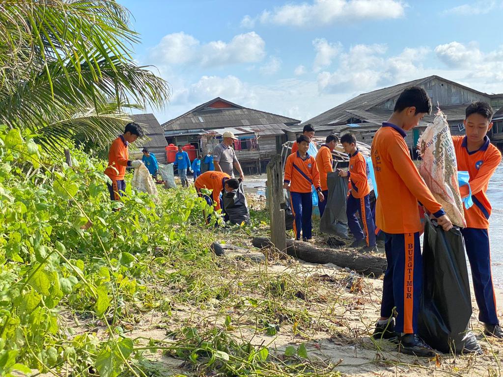 Gernas Bulan Cinta Laut di Pantai Piwang