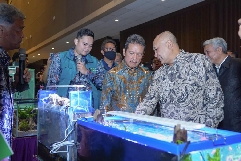 Menteri Kelautan dan Perikanan Sakti Wahyu Trenggono dan Menteri Koperasi dan UKM Teten Masduki menyaksikan beragam ikan hias air tawar yang dipamerkan dalam ajang Kalikan Expo 2022 di JIExpo Kemayoran