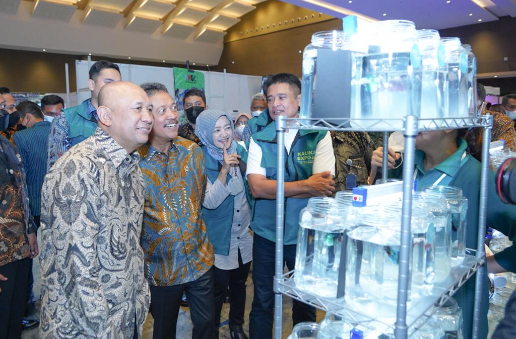 Menteri Kelautan dan Perikanan Sakti Wahyu Trenggono dan Menteri Koperasi dan UKM Teten Masduki menyaksikan beragam ikan hias air tawar yang dipamerkan dalam ajang Kalikan Expo 2022 di JIExpo Kemayoran