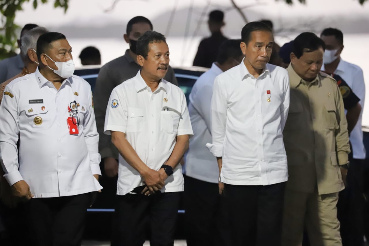 (14/9/2022) Menteri Kelautan dan Perikanan Sakti Wahyu Trenggono mendampingi Presiden RI Joko Widodo saat meninjau aktivitas perikanan di Kota Tual, Provinsi Maluku