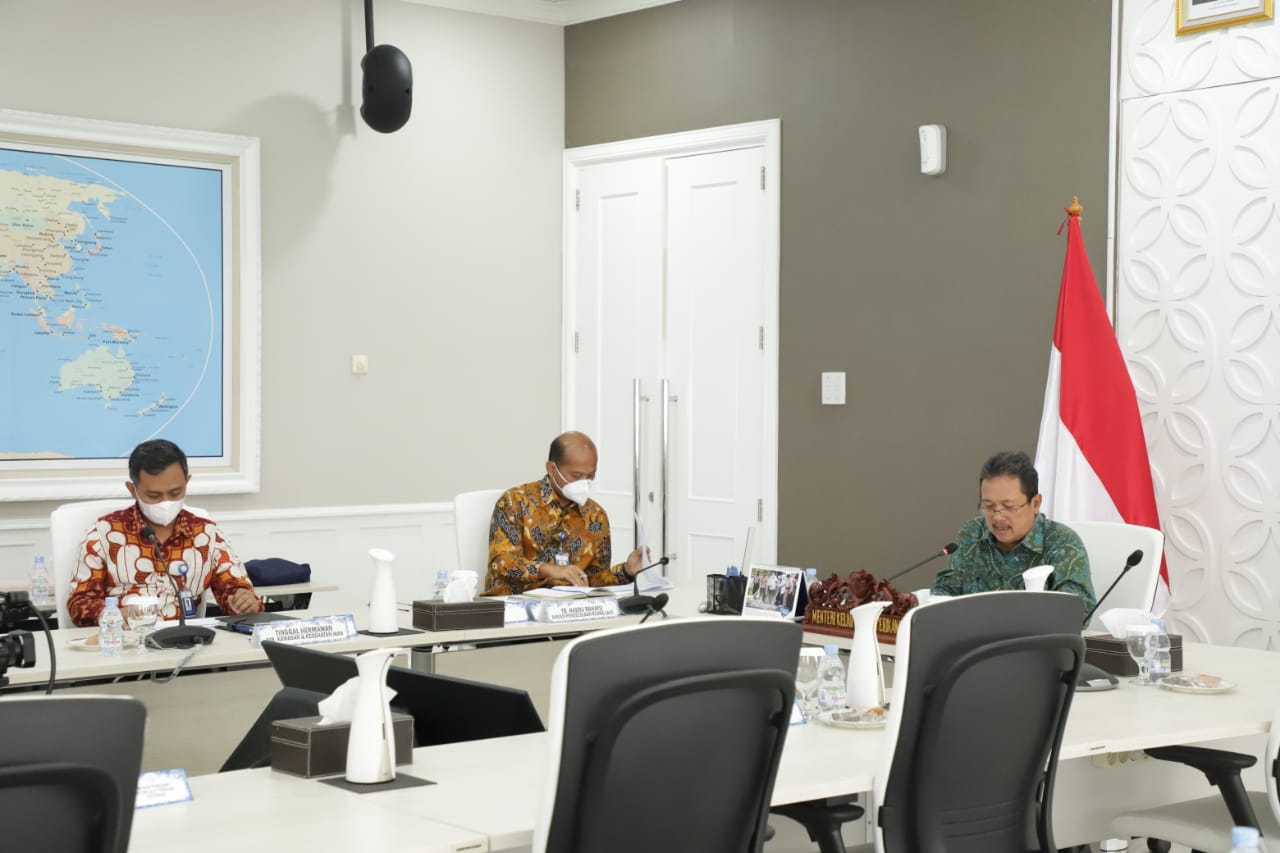 akarta - Senin (15/2) Menteri Kelautan dan Perikanan, Sakti Wahyu Trenggono, hadir dalam rapat koordinasi pembahasan Program Padat Karya secara virtual yang dipimpin oleh Menteri Koordinator Bidang Kemaritiman dan Investasi.