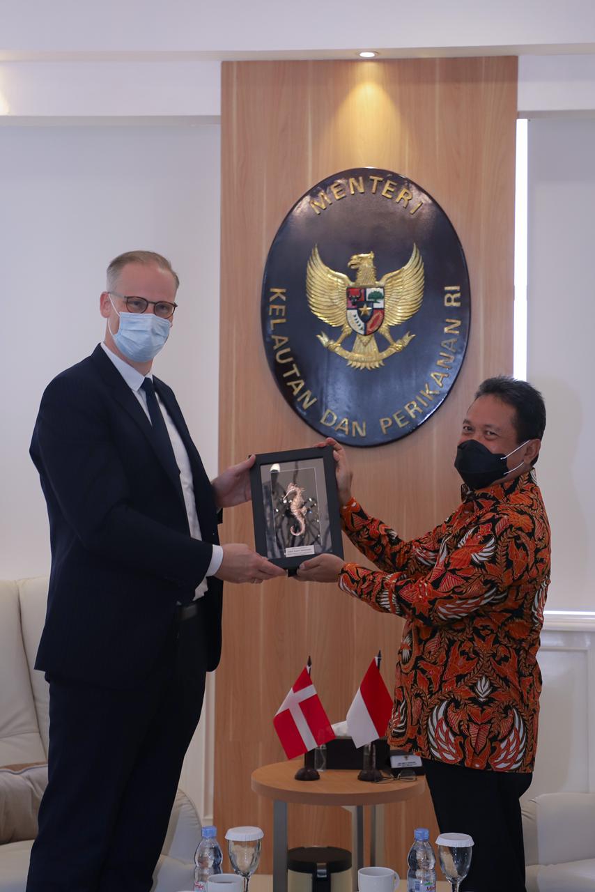 Jakarta - Kamis 11/2), Menteri Kelautan dan Perikanan Sakti Wahyu Trenggono , melakukan pertemuan dengan Duta Besar Denmark untuk Indonesia Lars Bo Larsen.