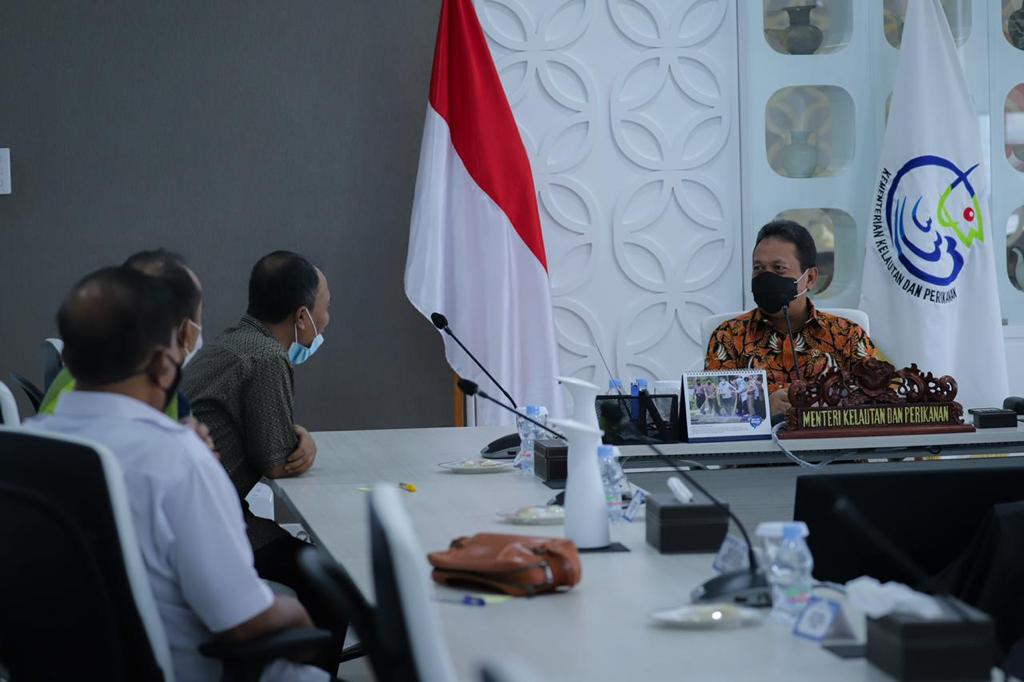 Jakarta - Kamis (11/2), Menteri Kelautan dan Perikanan Sakti Wahyu Trenggono di dampingi Dirjen PRL TB Haeru, Plt. Dirjen PT M Zaini, Staf Khusus Ibu Siane bertemu dengan Bupati Lombok Barat Fauzan Khalid beserta jajarannya, di Ruang Rapat